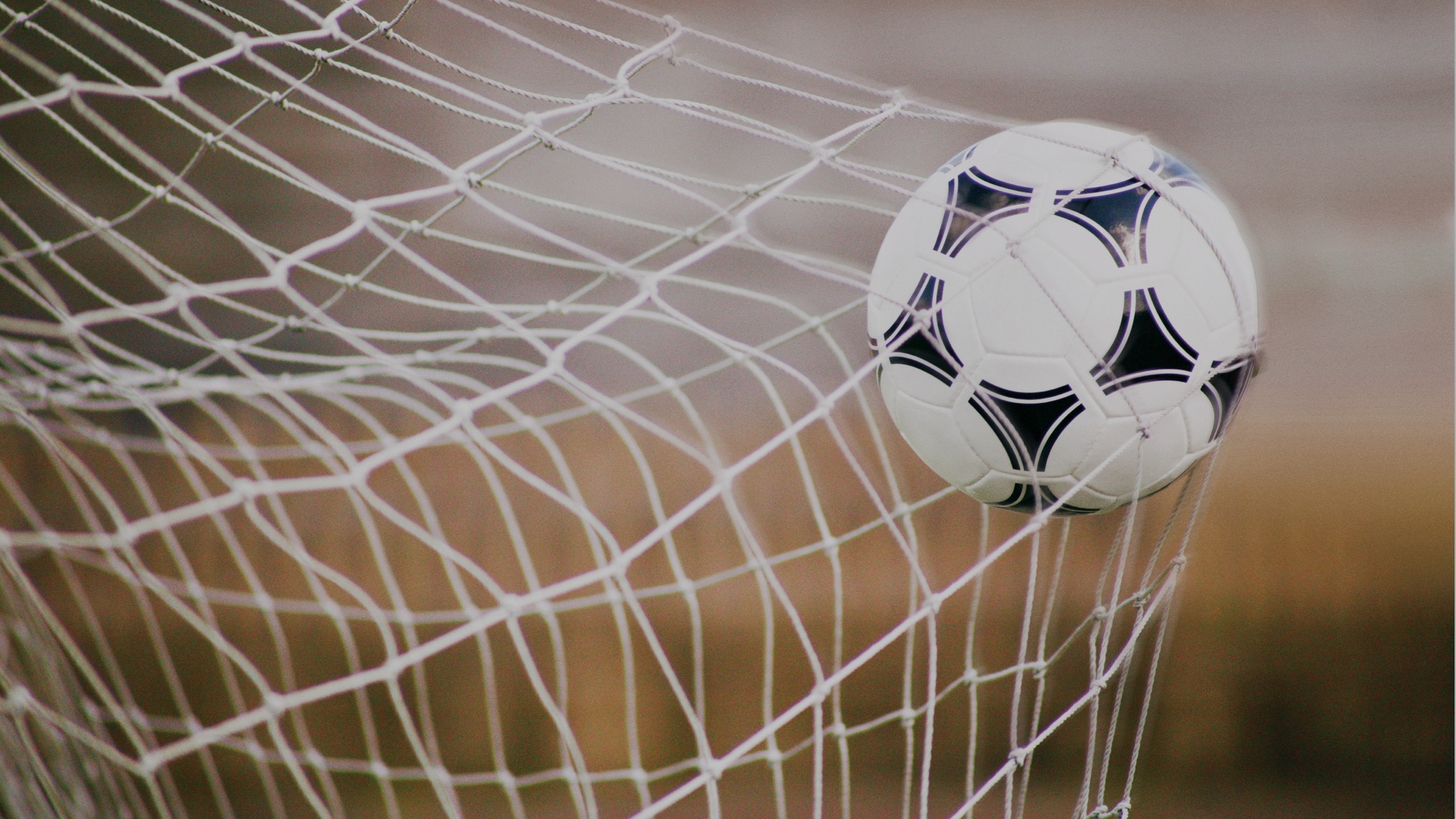 Fußball in einem Tornetz - Sinnbild für Zielerreichung im B2B Marketing