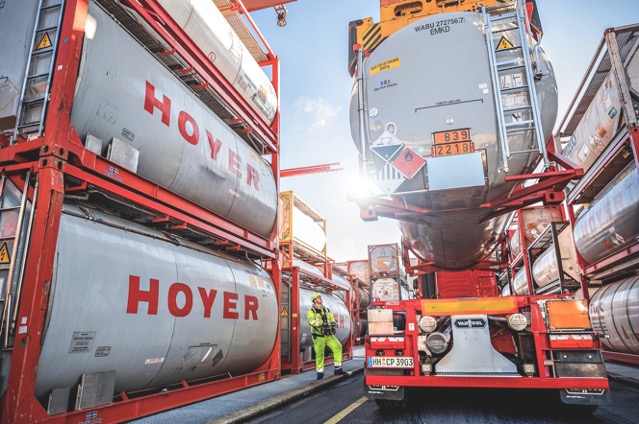 Verladesituation mit HOYER Logistik Behältern und einem Arbeiter.